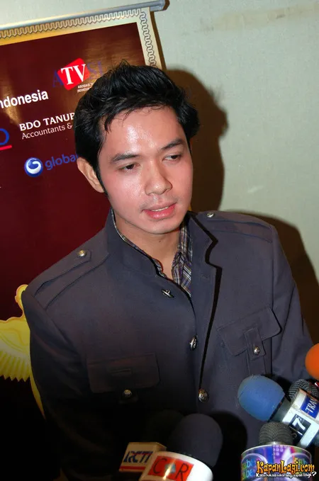 Foto Dude Harlino