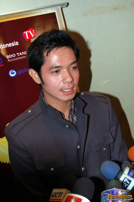 Foto Dude Harlino