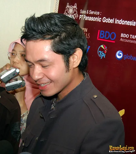 Foto Dude Harlino