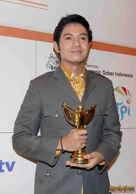Foto Dude Harlino