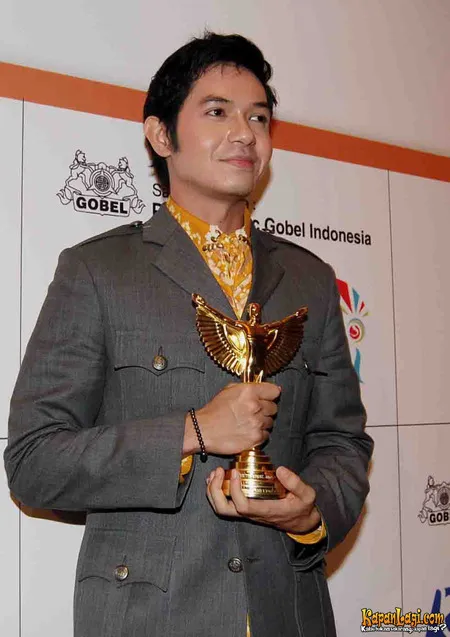 Foto Dude Harlino