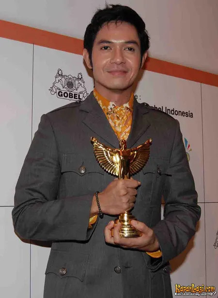 Foto Dude Harlino