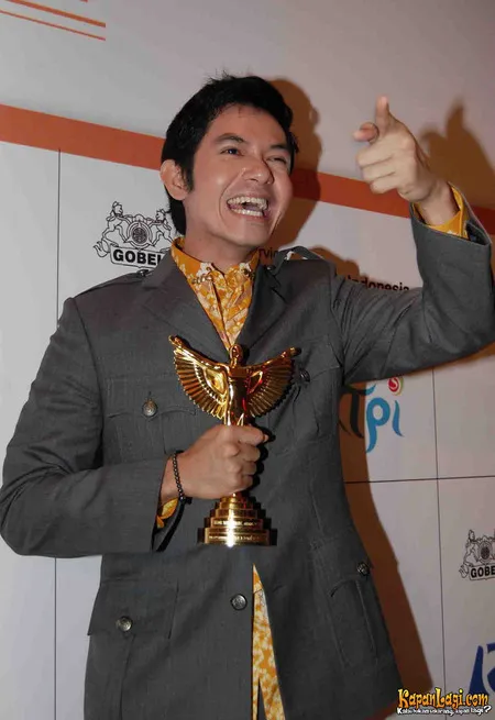 Foto Dude Harlino