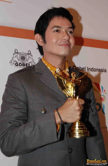 Foto Dude Harlino