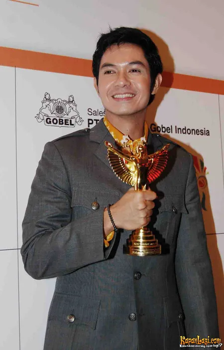 Foto Dude Harlino