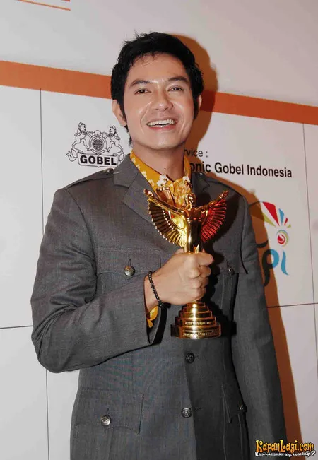 Foto Dude Harlino