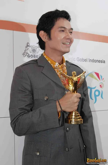 Foto Dude Harlino