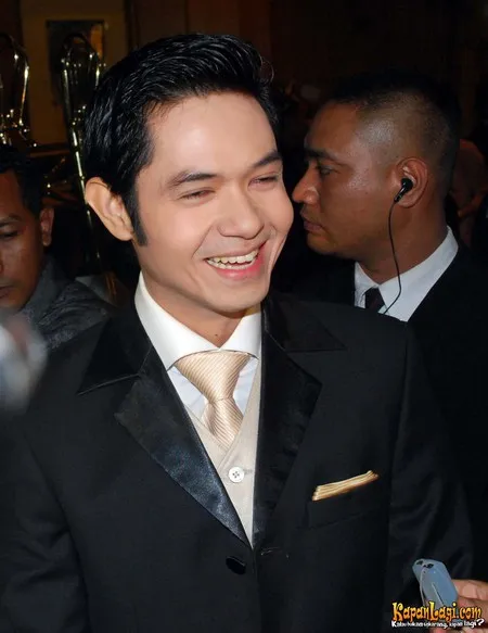 Foto Dude Harlino