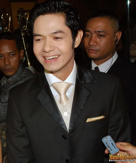 Foto Dude Harlino