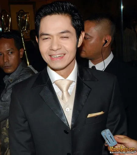 Foto Dude Harlino