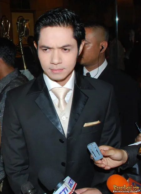 Foto Dude Harlino