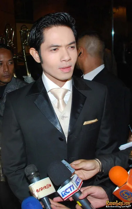 Foto Dude Harlino