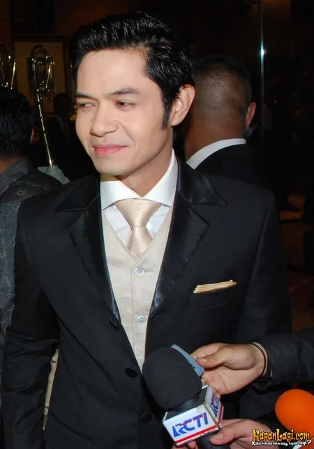 Foto Dude Harlino