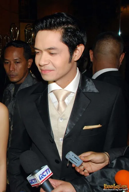 Foto Dude Harlino