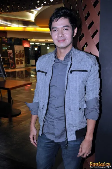 Foto Dude Harlino