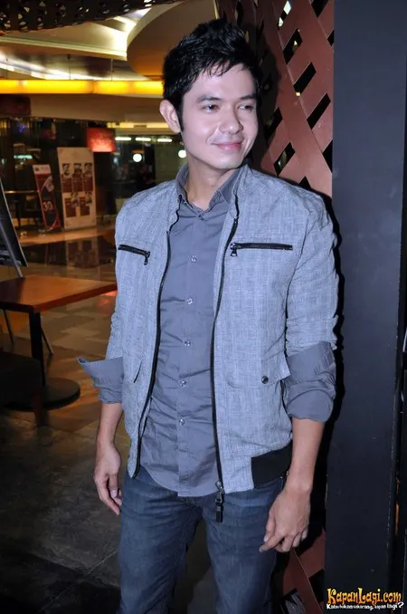 Foto Dude Harlino