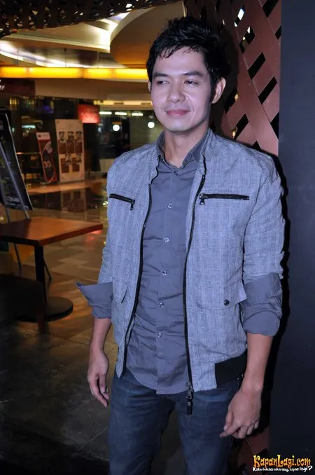 Foto Dude Harlino
