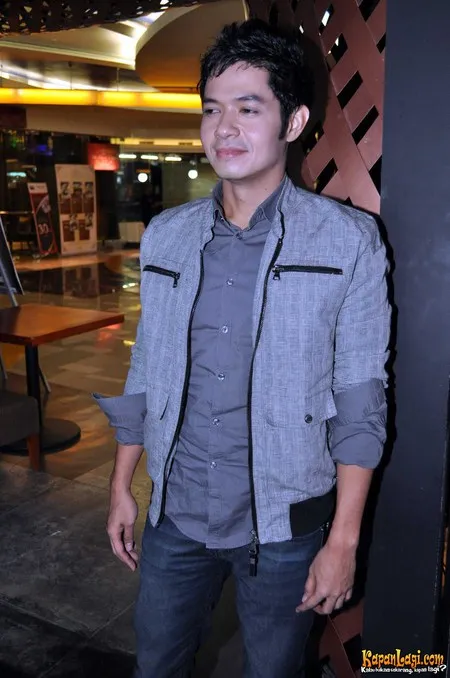 Foto Dude Harlino