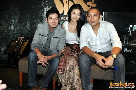 Foto Dude Harlino