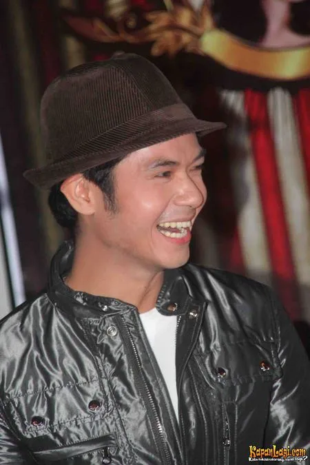 Foto Dude Harlino