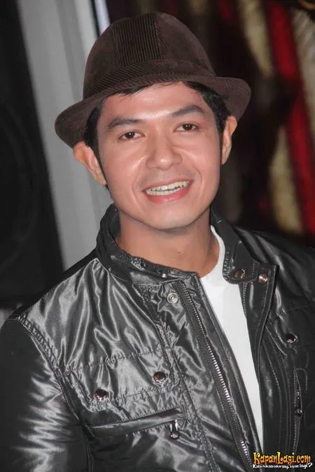 Foto Dude Harlino