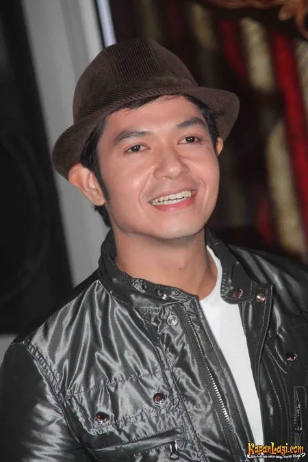 Foto Dude Harlino