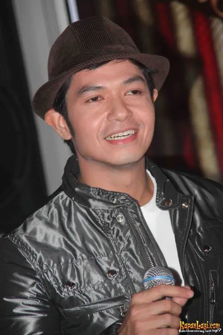 Foto Dude Harlino