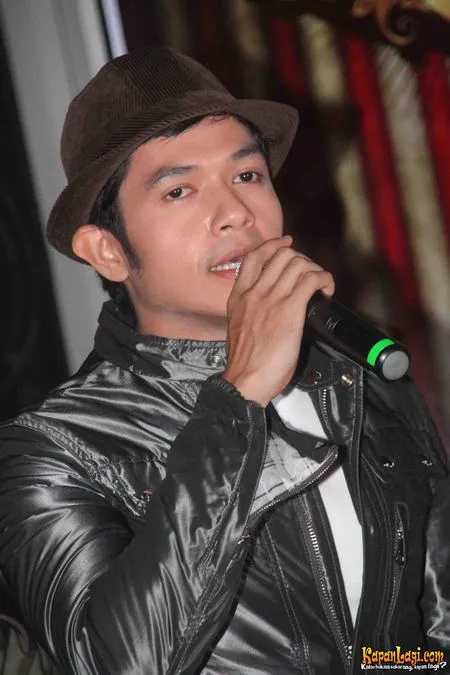 Foto Dude Harlino