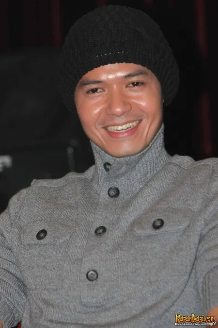 Foto Dude Harlino