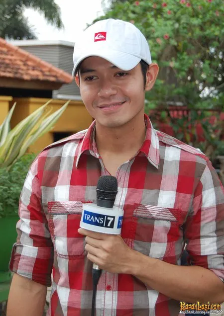 Foto Dude Harlino