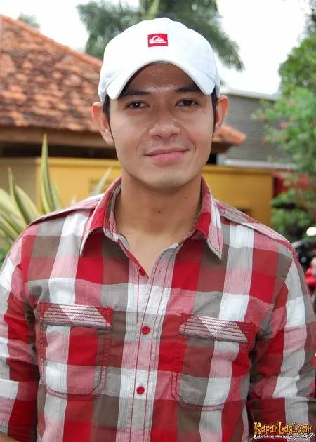Foto Dude Harlino
