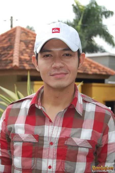 Foto Dude Harlino