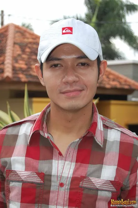 Foto Dude Harlino
