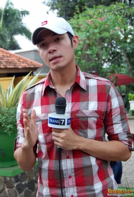 Foto Dude Harlino