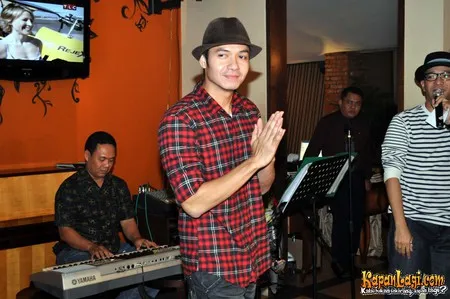 Foto Dude Harlino