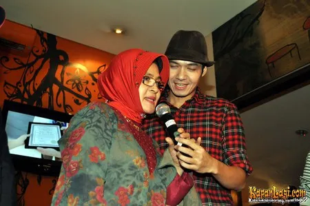 Foto Dude Harlino