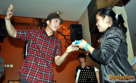 Foto Dude Harlino