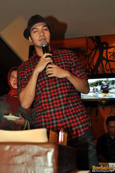 Foto Dude Harlino
