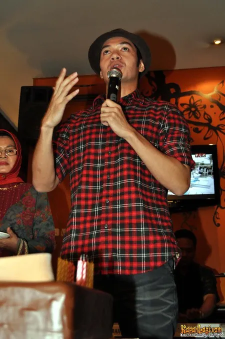 Foto Dude Harlino