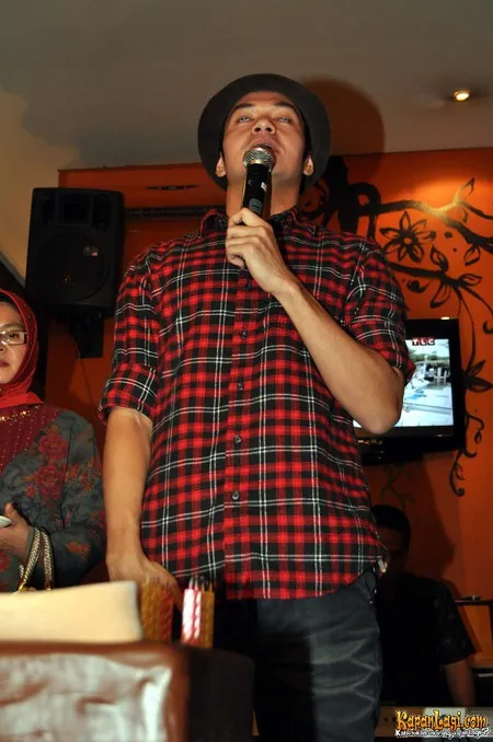 Foto Dude Harlino