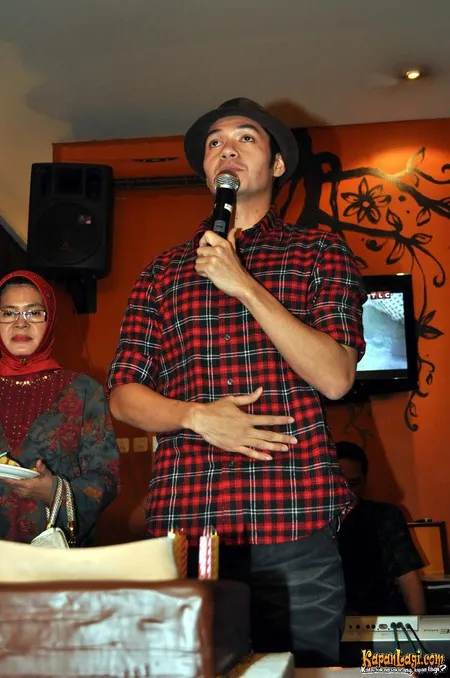 Foto Dude Harlino