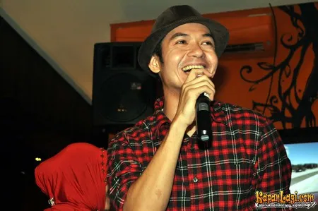 Foto Dude Harlino