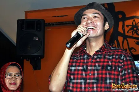 Foto Dude Harlino