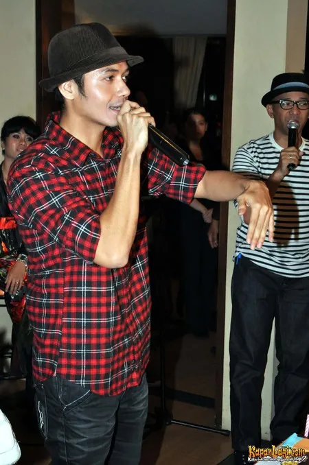 Foto Dude Harlino