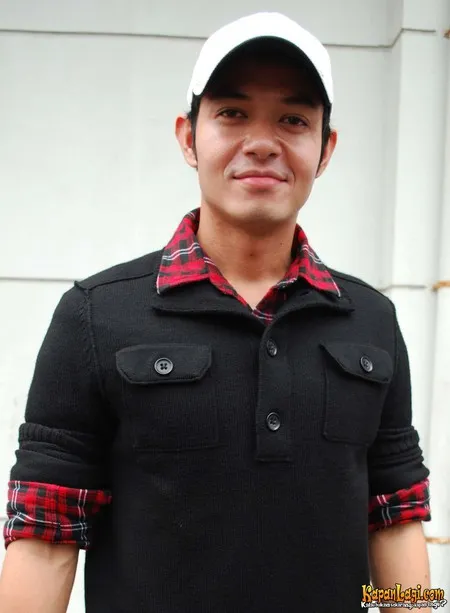 Foto Dude Harlino
