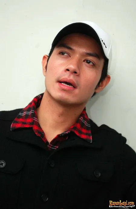 Foto Dude Harlino