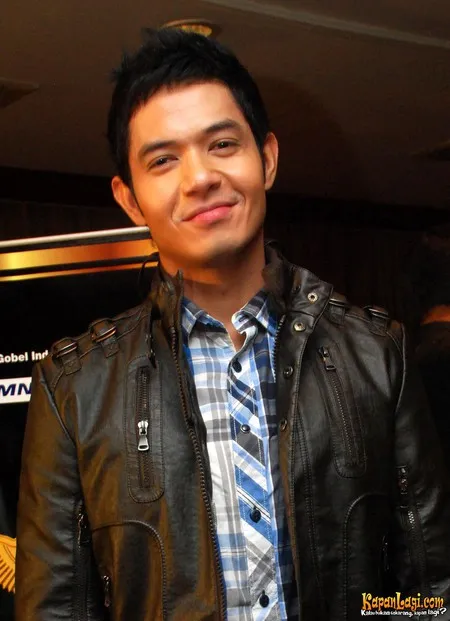 Foto Dude Harlino
