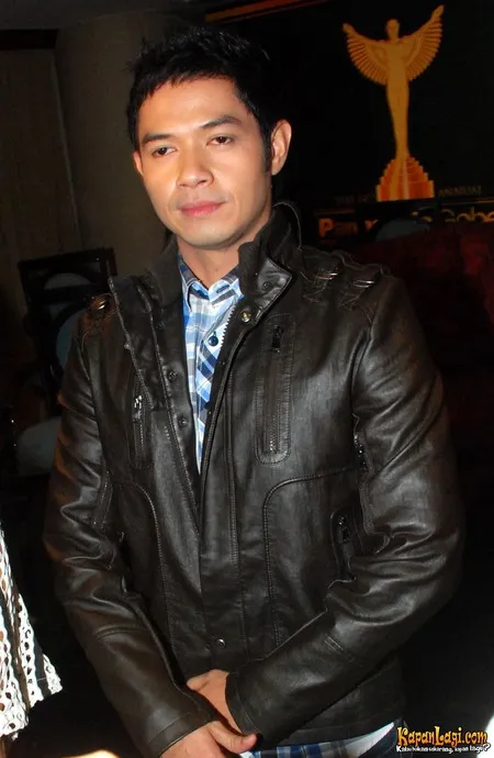 Foto Dude Harlino