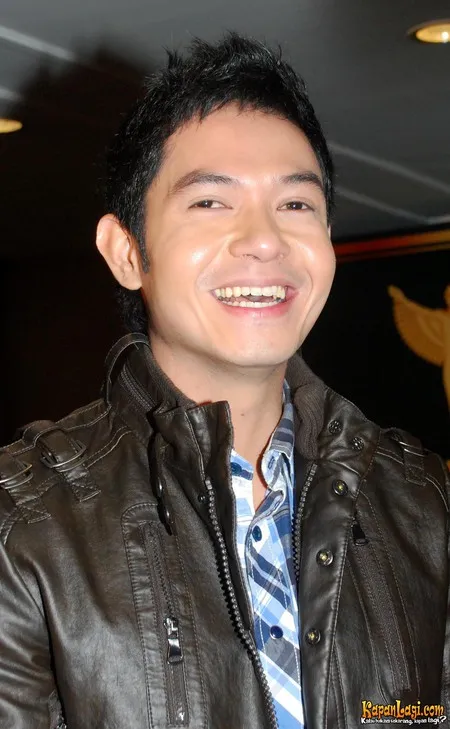Foto Dude Harlino