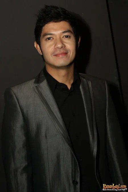 Foto Dude Harlino